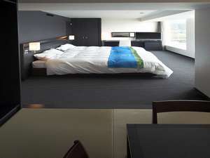 ダブルベッドを2つ配置しモダンな和室と組み合わせた和洋室　広さは51.76平米