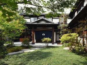 「くつかけステイ中軽井沢」のお客様をお迎えする正面玄関のお庭は、2019年軽井沢緑の景観賞特別賞を受賞いたしました！