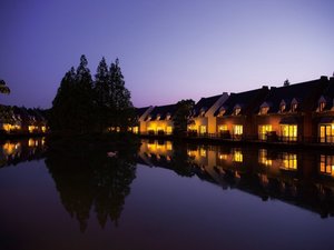 「フォレストヴィラ　ハウステンボス」の夕暮れは湖畔にライトアップが映り幻想的に