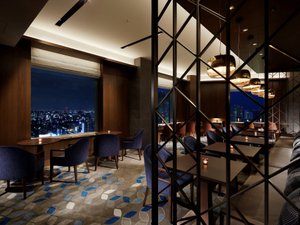 シェラトンクラブ　ラウンジ(26階）横浜港を一望できる大きな窓から横浜の眺望、美しい夜景が広がります。