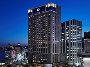 「横浜ベイシェラトンホテル＆タワーズ」の外観(夜)