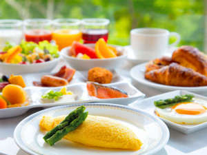 【朝食】　ふんわりオムレツに焼きたてパン♪フレッシュな野菜にフルーツ♪新鮮なおいしさをお好きなだけ。