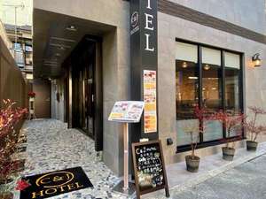 「Ｃ＆ＪＨＯＴＥＬ」のホテル入口　１FはCafe＆Bar 落ち着きのある店内では旅の疲れを癒してくれます。