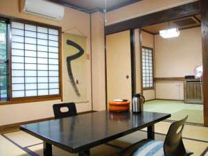 【部屋】田の原川を見下ろすトイレ付きの客室。ご宿泊の人数により広さが異なります