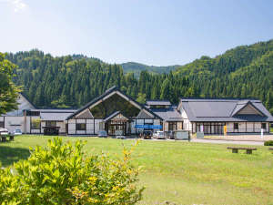 「六郷温泉あったか山」の*保養館外観／のどかな自然の風景