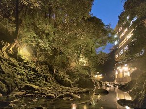 「鈍川温泉　美賀登（みかど）」の夜の全景（イメージ）