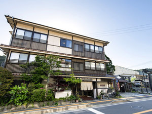 「名湯の宿　雲仙　いわき旅館」の当館は雲仙地獄の横にあり、唯一敷地内に湧出する１００％天然の豊富な湯量が自慢です