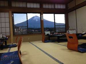 「民宿旅館　明石」の雄大な富士山が望める大広間