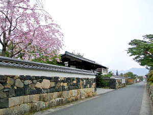 「萩城三ノ丸　北門屋敷」の【御成道】北門屋敷前の通りは、江戸時代、お殿様の参勤交代の際の通り道だったメインストリート。