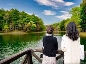 心落ち着く湖の眺め。