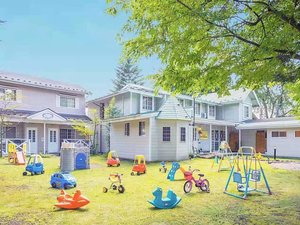 「軽井沢ストーンペンション＆コテージ」の広い芝生の庭に遊具がいっぱい♪子供達に大人気(^^）