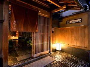 「静謐の京町屋・和モダンの宿で美食に酔う　京小宿　室町ゆとね」の室町ゆとねの夜の外門です。行燈とのれんを目印にお越しくださいませ。
