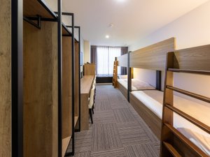 4名部屋は22～27平米の客室に2段ベッドを2台配置したお部屋です。