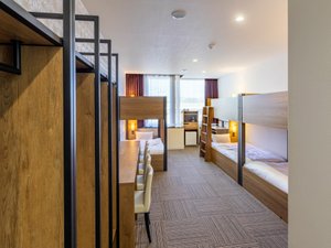 名部屋は29～35平米の客室に2段ベッドを3台配置したお部屋です.