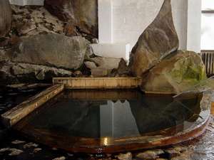 自然の岩肌がそのままの本館浴場「ゆこまんの湯」は大正よりそのままの姿です