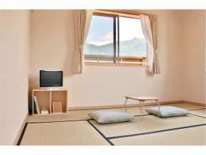 和室／小テーブルとテレビのあるお部屋です。畳で寛ぎたい方に。高社山が眺望できます。