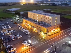 「HOTEL　AZ　宮崎高鍋店」のホテル外観　夜