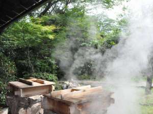 「おやど　湯の丘」の温泉の蒸気で蒸し上げる『地獄蒸し』です。ヤケドに注意！！