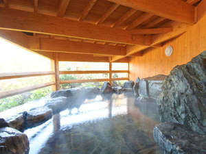 ×【岩風呂】岩風呂に屋根がかかった造り。泉温は低めに設定されており、長湯を楽しめます。