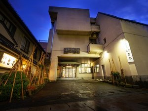 「割烹旅館　吉本　」の【外観】寒河江市の中心部。さくらんぼ駐車場すぐそこ