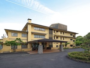 「国民宿舎良寛荘　」の*外観/円通寺公園内の小高い丘に佇む当館。瀬戸内海の美しい景色を愉しみながら、新鮮な海の幸に舌鼓。