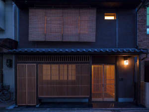 「町家レジデンスイン　綵（あやぎぬ）」の京都の趣ある町家（町屋）一棟貸しの古民家宿。キッチン付きで自炊も可能ですが、部屋食プランもおすすめ。