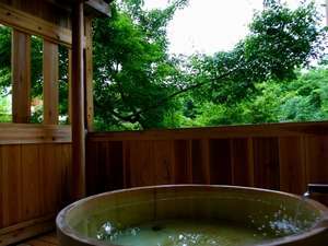 ■部屋■末摘花の源泉掛け流しの専用露天風呂。プライベート湯浴み空間で老神の湯をご堪能下さい。
