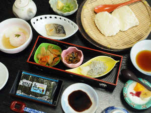◆濃厚な味わいの自家製ざる豆腐と新鮮なお魚の朝食