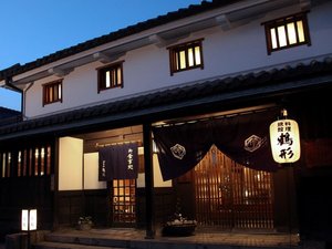 「料理旅館　鶴形」の外観（夜）