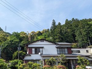 「法泉寺温泉　滝本館」の*掛川の喧騒を離れた、静かな場所に当館はございます。最寄りのコンビニは車で5分程です。