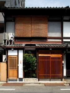 「京町家　雅　釜座邸　かみ座庵」の外観（向かって左の小さな扉がかみ座庵の入口です）