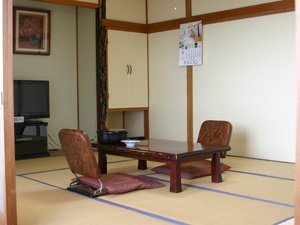 【昭和館客室例】畳に布団のお部屋でゆっくりお休みいただけます。