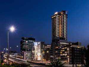 「アパホテル〈新大阪駅タワー〉」の【外観】地上32階建・高さ99ｍ、全400室のタワーホテル。高層階からは大阪の夜景を大満喫！