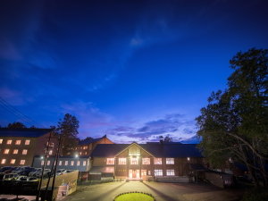 「日本の山岳温泉リゾート　新玉川温泉」の夏の夜、新玉川温泉外観