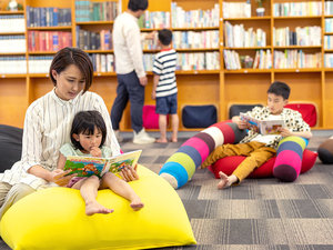 【図書室】遊び盛りのアウトドア派の方だけでなく、インドア派の方や、雨の日でも楽しめる空間。