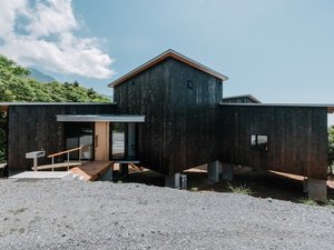 「Arc　yakushima」の屋久島を1周する県道から海の方へ少し下ると、焼杉で覆われた黒い建物が現れます。