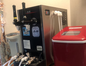 飲食店でしか飲めない生ビールサーバー/樽ハイサワーを設置、製氷機を備えています。