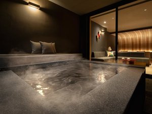「星野リゾート　界　奥飛騨」のデイベッドが備わった露天風呂付客室では、山の空気を感じながらの湯浴みを堪能下さい。