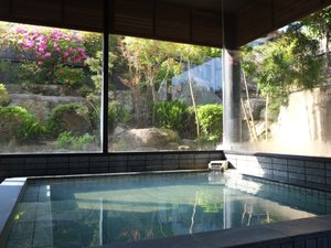 【大浴場】中庭を眺めながらごゆっくりお寛ぎください
