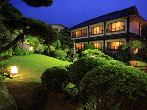 「宮浜温泉　旅館かんざき」の夜の中庭