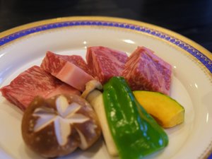 広島牛陶板焼き。ジューシーで柔らかなお肉です。
