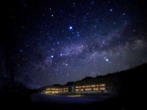 「会津高原星の郷ホテル」の星の郷ホテル　外観と星空
