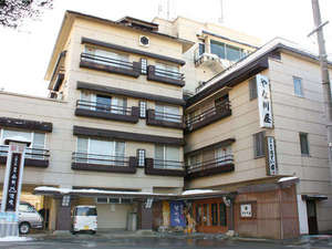 「やな川屋旅館」の小野川温泉メインストリートのちょうど真ん中に位置する４階建。展望露天風呂からは温泉街を見下ろせます♪