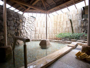 ～露天風呂～屋根が付いているので雨の日でも温泉をお楽しみいただけます。
