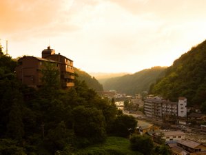 「浮羽別館　　新紫陽」の天ヶ瀬温泉を一望出来る高台に佇む