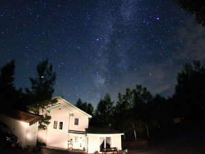 「信州・木曽・御嶽山　開田高原　ペンション遊基地」の*[庭から見える星空]条件のいい夜にはご希望の方に星座をご案内しています。