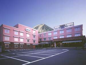 「ウエストイン富士吉田」のオレンジベージュのさわやかな印象のホテルです。