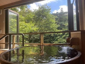 「日光ガーデンホテル」の陶器のお風呂からの渓谷の絶景を見ながらカップルやご夫婦でゆっくり温泉を堪能していただけるお部屋です。