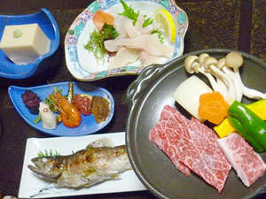 【特別料理（一例）】熊野牛を使った鉄板焼きや獲れたての川魚など、地元の素材をご用意。
