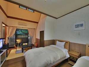 メイン館メゾネット室一例。一階にシングルベッドが２台、二階にシングルベッドが２台入っております。